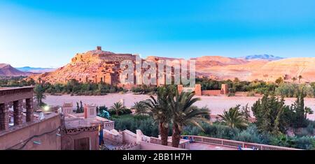 Die befestigte Stadt Ait-Ben-Haddou bei Ouarzazate am Rande der wüste sahara in Marokko. Platz für Text kopieren Stockfoto