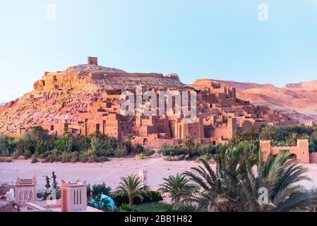 Die befestigte Stadt Ait-Ben-Haddou bei Ouarzazate am Rande der wüste sahara in Marokko. Platz für Text kopieren Stockfoto