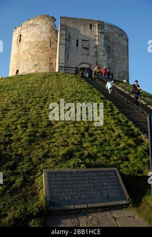 Ein mittelalterlicher Turm befindet sich auf einem kleinen Hügel und ist Clifford's Tower in York, Yorkshire, Großbritannien. Es wurde von William dem Eroberer nach ihm und seinem ar gebaut Stockfoto