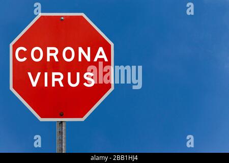 Corona-Virus-Warnschild mit hellblauem Himmel Hintergrund Stockfoto