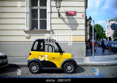 Prag, Tschechien. August 2018. Gelbes Mini-Elektroauto im Zentrum von Prag. Stockfoto