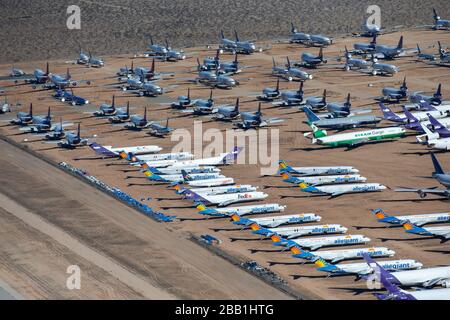 Ehemalige Passagier- und Frachtflugzeuge werden am Freitag, 10. Januar 2020, in Victorville, Kalifornien, USA, auf dem Logistikflughafen Southern California gelagert. (IOS/ESPA-Images) (Foto von IOS/Espa-Images) Stockfoto