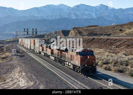 Ein östlicher Güterzug aus Burlington Northern Santa Fe besteigt am Freitag, 10. Januar 2020, in Cajon Junction, Kalifornien, USA den Cajon-Pass. (IOS/ESPA-Images) (Foto von IOS/Espa-Images) Stockfoto