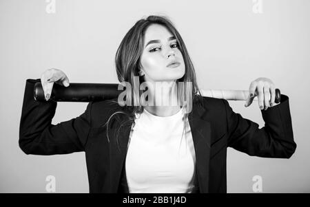Business Strategie. Aggressiv. Business Lady Boss. Entscheidende Aktionen. Vertrauen und Stärke. Frau hübsches Mädchen tragen formalen Jacke und halten Sie Baseball Bat. Schön und gefährlich. Das Spiel. Stockfoto