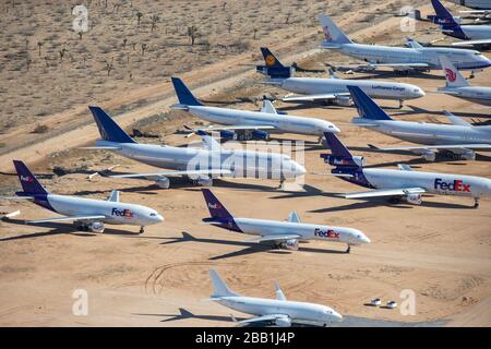 Ehemalige Passagier- und Frachtflugzeuge werden am Freitag, 10. Januar 2020, in Victorville, Kalifornien, USA, auf dem Flughafen Southern California Logistics gelagert. (IOS/ESPA-Images) (Foto von IOS/Espa-Images) Stockfoto