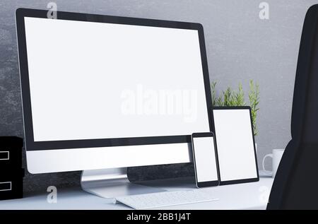 Reaktionsschnelle Geräte mit weißem Bildschirm auf einem Desktop Stockfoto
