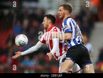 Der Kampf von Lee Gregory (links) von Stoke City und Tom Lees von Sheffield Wednesday um den Ball während des Sky Bet Championship Matches im BET365 Stadium Stockfoto