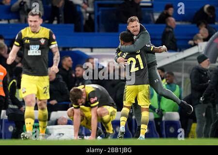 Southampton-Manager Ralph Hasenhuttl (rechts) feiert nach dem Schlusspfiff mit Ryan Bertrand Stockfoto