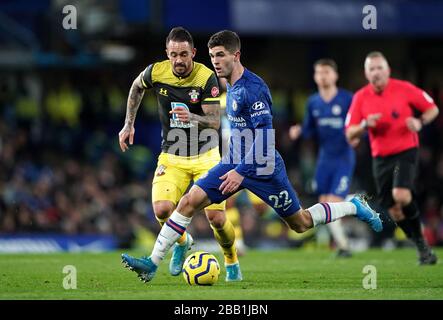 Southamptons Danny ings (links) und Chelseas Christian Pulisic in Aktion Stockfoto