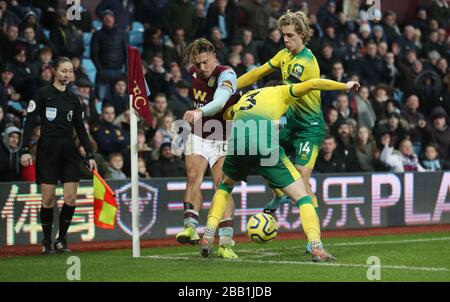 Jack Grealish (links) von Aston Villa kämpft mit Kenny McLean von Norwich City und Todd Cantwell (rechts) Stockfoto