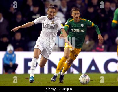 Leeds Uniteds Luke Ayling (links) und Preston North Ends Brad Potts kämpfen um den Ball Stockfoto