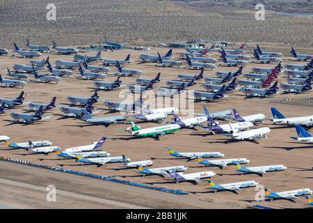 Ehemalige Passagier- und Frachtflugzeuge werden am Freitag, 10. Januar 2020, in Victorville, Kalifornien, USA, auf dem Logistikflughafen Southern California gelagert. (IOS/ESPA-Images) (Foto von IOS/Espa-Images) Stockfoto