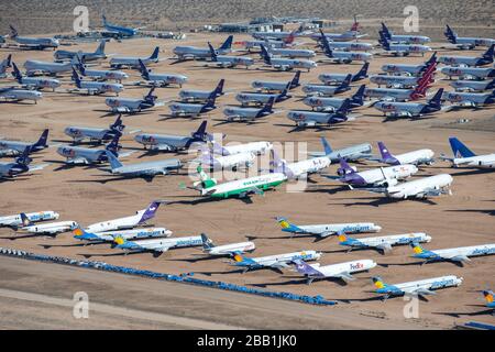 Ehemalige Passagier- und Frachtflugzeuge werden am Freitag, 10. Januar 2020, in Victorville, Kalifornien, USA, auf dem Logistikflughafen Southern California gelagert. (IOS/ESPA-Images) (Foto von IOS/Espa-Images) Stockfoto