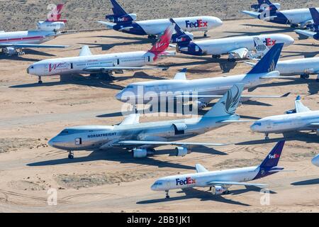 Ehemalige Passagier- und Frachtflugzeuge werden am Freitag, 10. Januar 2020, in Victorville, Kalifornien, USA, auf dem Logistikflughafen Southern California gelagert. (IOS/ESPA-Images) (Foto von IOS/Espa-Images) Stockfoto