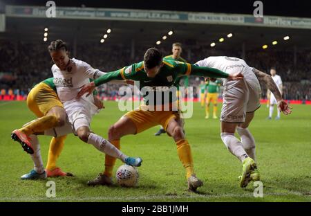 David Nugent (Center) von Preston North End versucht, Leeds United's Helder Costa (links) und Leeds United's Liam Cooper (rechts) abzuhalten Stockfoto