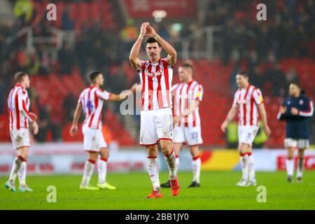 Der Danny Batth von Stoke City feiert am Ende des Sky Bet Championship Matches im BET365 Stadium den Sieg gegen Sheffield Wednesday Stockfoto