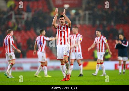 Der Danny Batth von Stoke City feiert am Ende des Sky Bet Championship Matches im BET365 Stadium den Sieg gegen Sheffield Wednesday Stockfoto