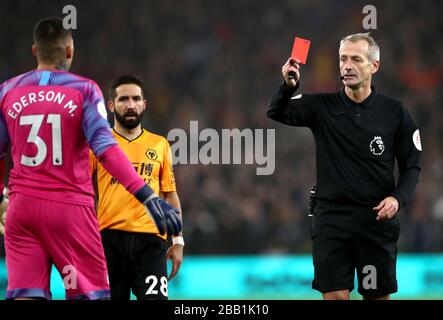 Schiedsrichter Martin Atkinson zeigt Manchester City Torhüter Ederson eine rote Karte Stockfoto