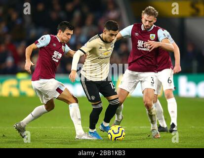 Andreas Pereira (Center) von Manchester United kämpft um den Ball mit Burnleys Jack Cork (links) und Charlie Taylor Stockfoto