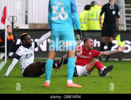 Jack Hunt (rechts) von Bristol City fordert eine Strafe, nachdem er von Luton Town Kazenga LuaLua gefoult wird Stockfoto