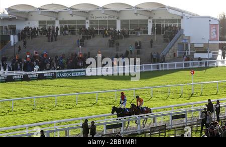 Garo de Juilley riet von Sophie Leach und Beakstown, die von Dan Skelton geritten wurden, vorbei am Stand der Dawn Run im Ryman Novize's Chase am zweiten Tag des Internationalen Treffens auf der Cheltenham Racecourse, Cheltenham. Stockfoto