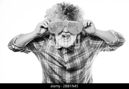Man älteren bärtigen fröhliche Person tragen bunte Perücke und Sonnenbrille. Ältere Clown. Spaß haben. Lustige Lebensstil. Spaß und Unterhaltung. Comic Großvater Konzept. Netter Witz. Opa immer Spaß. Stockfoto