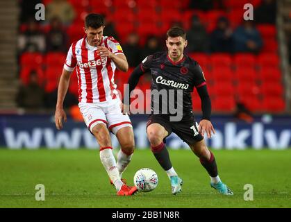 Danny Batth (links) von Stoke City und Lucas Boye von Reading Stockfoto