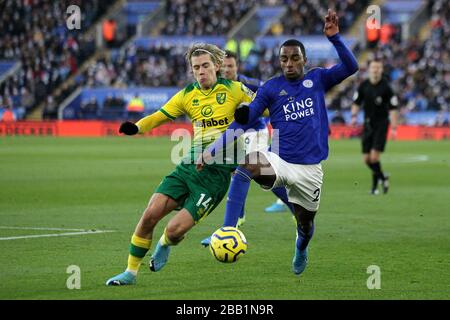 Ricardo Pereira (rechts) von Leicester City und Todd Cantwell von Norwich City kämpfen um den Ball Stockfoto