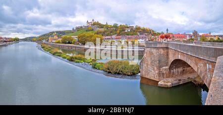 Würzburg. Hauptfluss am Wasser und Blick auf Schloss und Weinberge in Würzburg, Region Bayern in Deutschland Stockfoto