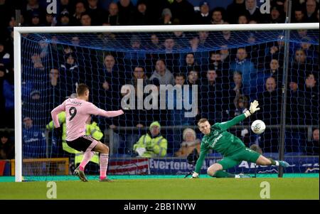 Everton Torhüter Jordan Pickford gelingt es nicht, sich zu retten, da der Jamie Vardy von Leicester City im Penaltyschießen seine Seiten auf Platz vier und den Elfmeter auf den letzten Platz bringt Stockfoto