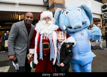 Fans posieren mit dem ehemaligen Coventry City-Stürmer DELE Adebola im Familienfanzine vor dem Spiel der Sky Bet League One im St Andrew's Billion Trophy-Stadion Stockfoto