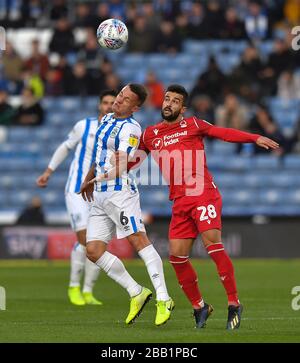 Jonathan Hogg (links) von Huddersfield Town kämpft mit Tiago Silva von Nottingham Forest Stockfoto