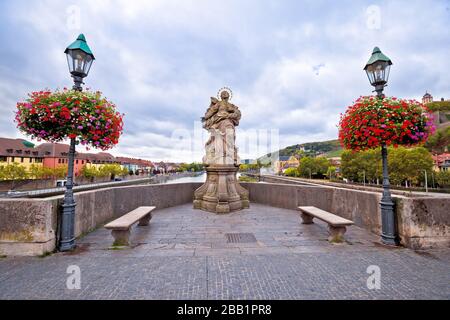 Alte Mainbrücke über den Main und malerische Uferpromenade von Würzburg Blick, Region Bayern in Deutschland Stockfoto