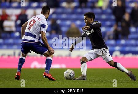 Duane Holmes (rechts) von Derby County in Aktion gegen den Sam Baldock von Reading Stockfoto