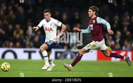 Die Tottenham Hotspur's Troy Parrott (links) und Burnleys Jeff Hendrick kämpfen um den Ball Stockfoto