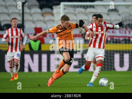 Tom Ince von Stoke City fordert den älteren Callum von Hull City während des Spiels im Kcom Stadion gegen Hull City heraus Stockfoto