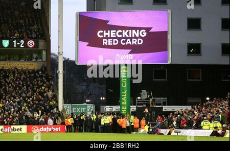 Der Videoassistent Referee prüft die rote Karte von Chris Basham, die später wieder aufgehoben wird Stockfoto