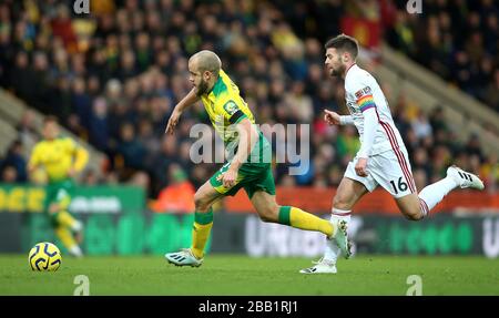 Teemu Pukki (links) von Norwich City und Oliver Norwood von Sheffield United im Einsatz Stockfoto