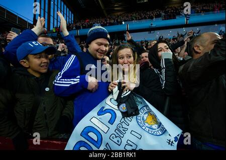 Ein Fan hält ein Plakat und das Gameshirt von James Maddison von Leicester City nach der erstklassigen Liga zwischen Aston Villa und Leicester City Stockfoto