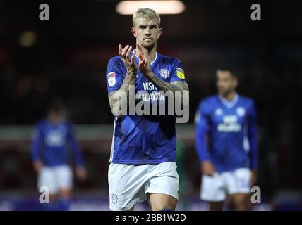 Aden Flint von Cardiff City lobt die Fans nach dem Spiel Stockfoto