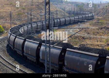 Einige der längsten und schwersten Güterzüge der Welt werden gefunden, die Kohle von den Bergwerken im Landesinneren zu den Küstenhäfen von Qld Australien transportieren Stockfoto