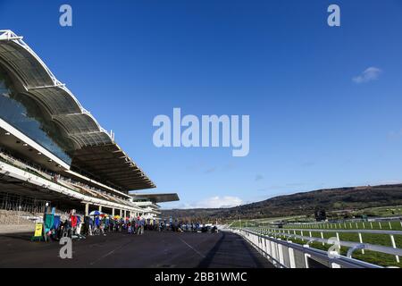 Die allgemeine Ansicht der Wetten liegt vor dem zweiten Tag der Internationalen Konferenz auf der Cheltenham Rennbahn, Cheltenham. Stockfoto