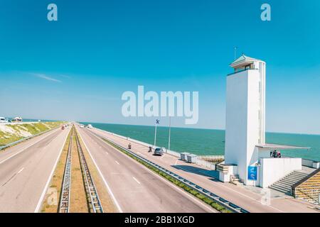 Afsluitdijk, Niederlande - september 2018: Der Afsluitdijk ist die Hochwasserschutzanlage zwischen Noord-Holland und Friesland, die den abschließt Stockfoto