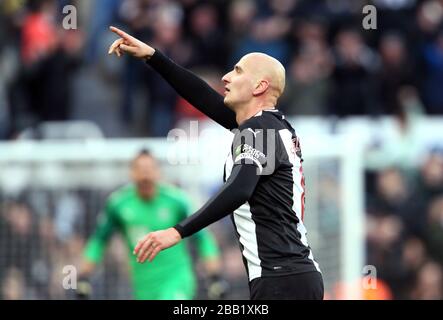 Jonjo Shelvey von Newcastle United feiert sein zweites Tor w Stockfoto