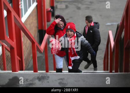 Eine allgemeine Ansicht der Fans, die vor Spielbeginn im Stadion ankommen Stockfoto