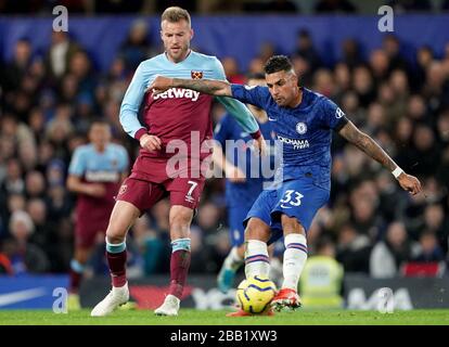 Chelseas Kampf um den Ball zwischen Emerson Palmieri (rechts) und West Ham United gegen Andrij Jarmolenko Stockfoto