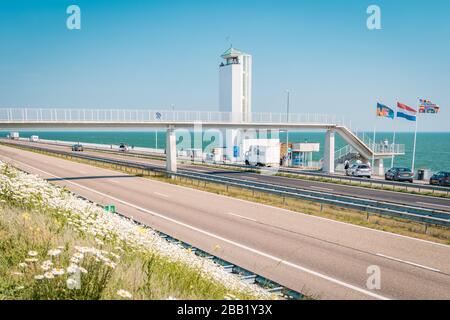 Afsluitdijk, Niederlande - september 2018: Der Afsluitdijk ist die Hochwasserschutzanlage zwischen Noord-Holland und Friesland, die den abschließt Stockfoto