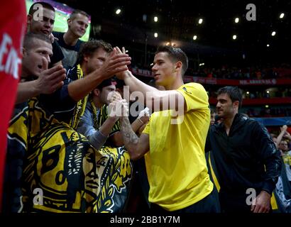 Borussia Dortmunds Erik Durm würdigt die Fans nach dem Schlusspfiff Stockfoto