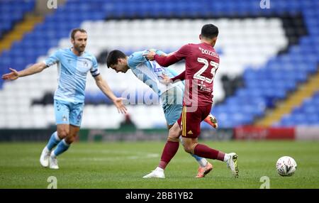 Der Kampf von Coventry City gegen den Ball ist Liam Walsh (Mitte) und Andre Dozzell von Ipswich Town Stockfoto