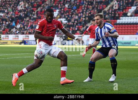 Die Deji Oshilaja (links) von Charlton Athletic und der Tom Lees Kampf von Sheffield Wednesday um den Ball Stockfoto